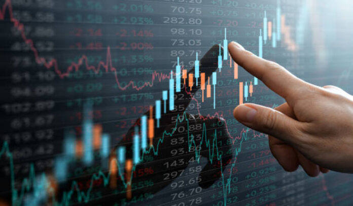Stock Market: शेयर बाजार में गिरावट के बीच इन स्मॉल-मिडकैप स्टॉक्स पर लगा सकते हैं दांव
