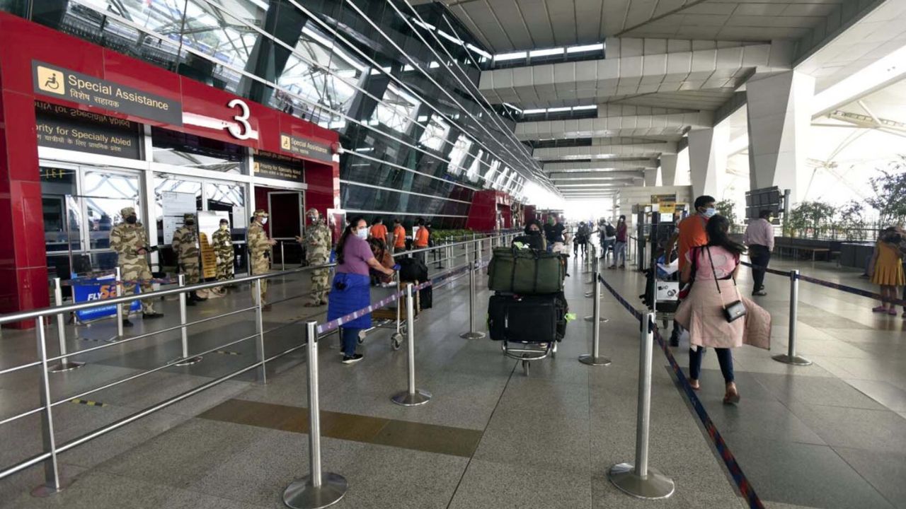 Delhi Airport पर फिर से बंद होगा रनवे! क्या आपके फ्लाइट शेड्यूल पर असर पड़ेगा?