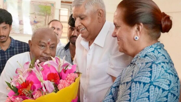Deve Gowda 92nd Birthday: देवेगौड़ा से मुलाकात में उपराष्ट्रपति ने झुककर लिया आशीर्वाद! भावुक हो उठे दोनों नेता