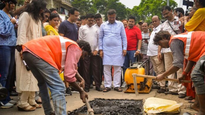 Delhi News: 3400 गड्ढे, एक दिन और मानसून की चुनौती! दिल्ली सरकार की तैयारी पर उठेंगे सवाल या मिलेगा सम्मान?