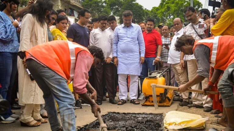 Delhi News: 3400 गड्ढे, एक दिन और मानसून की चुनौती! दिल्ली सरकार की तैयारी पर उठेंगे सवाल या मिलेगा सम्मान?