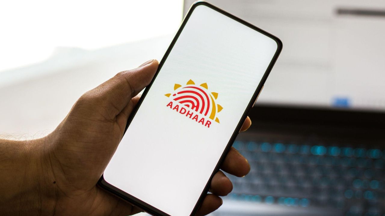 Aadhar Card: आधार नंबर से कैसे होती है आपकी पहचान की पुष्टि जानिए इस रहस्यमयी डिजिटल प्रोसेस का राज
