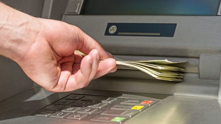ATM Transaction Charges: Axis Bank ने ATM से नकदी निकासी पर बढ़ाया चार्ज, अब देना होगा 23 रुपये प्रति ट्रांजेक्शन!