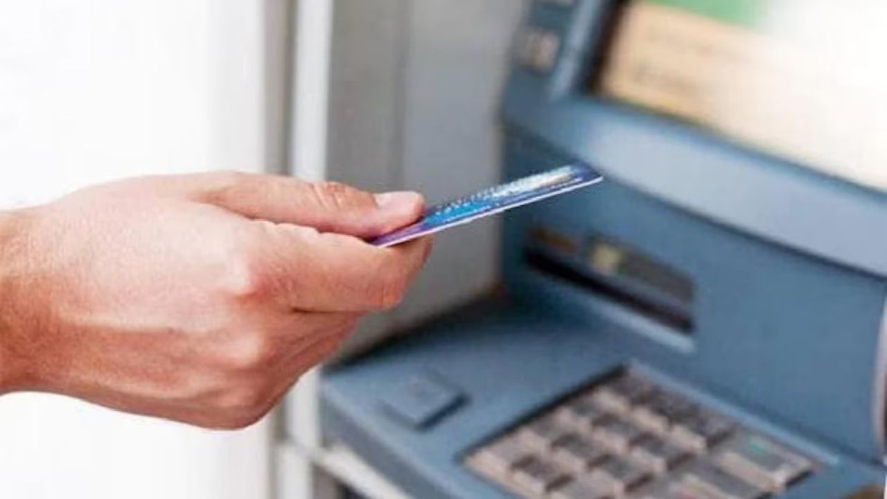 ATM Transaction Charges: Axis Bank ने ATM से नकदी निकासी पर बढ़ाया चार्ज, अब देना होगा 23 रुपये प्रति ट्रांजेक्शन!