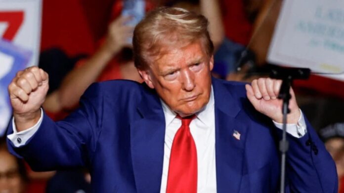भारत की नौकरियों पर Donald Trump की नजर अमेरिकी टेक कंपनियों में भारतीयों की भर्ती पर रोक का ऐलान