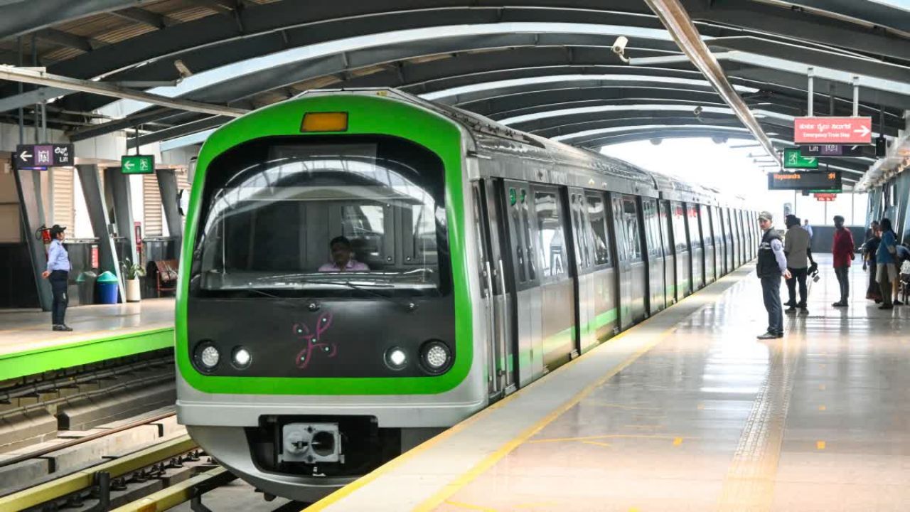 Metro Ticket Booking: अब टिकट के लिए लाइन नहीं, व्हाट्सऐप पर “Hi” भेजो और मेट्रो पकड़ो!