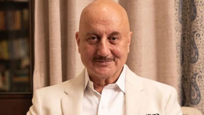Anupam Kher: सफेद सूट और नकली पहचान से मिली असली भूख की राहत! अनुपम खेर की ज़िंदगी के दिलचस्प किस्से