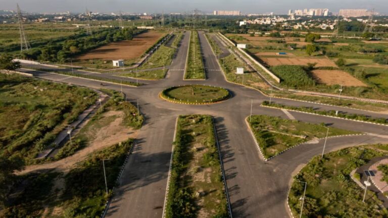 Noida Authority Plots: नोएडा प्राधिकरण का बड़ा फैसला! अवैध निर्माण नहीं हटाए तो प्लॉट होगा रद्द, जानिए नुकसान से कैसे बचें