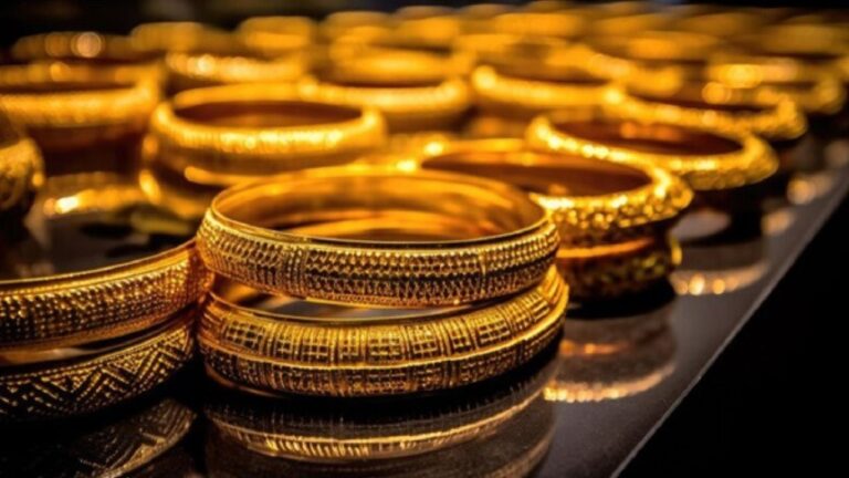Gold Price: सोने के दाम बढ़े जबकि चांदी गिरी, डॉलर की मजबूती और अंतरराष्ट्रीय बाजार ने निवेशकों को किया सावधान