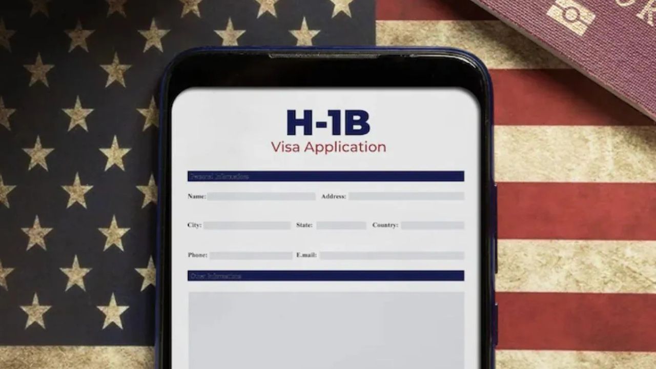 ट्रम्प का H-1B visa $100,000 शुल्क! अमेरिकी आईटी सेक्टर और स्टार्टअप्स पर भारी पड़ने की आशंका