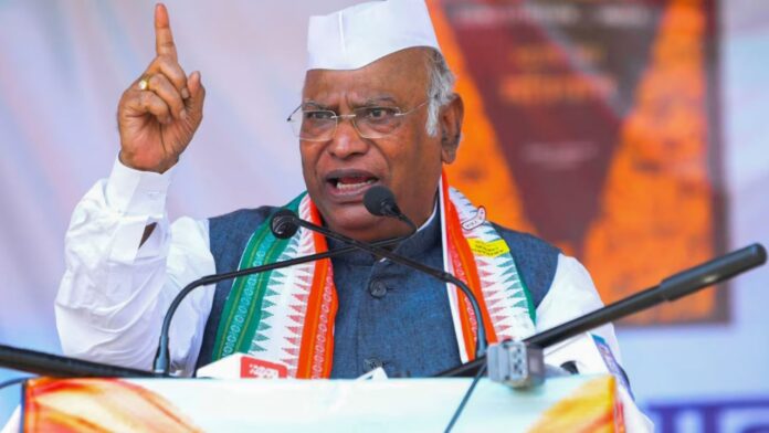 किसान से भिड़े Mallikarjun Kharge, BJP ने कहा- कांग्रेस किसानों का अपमान करती है