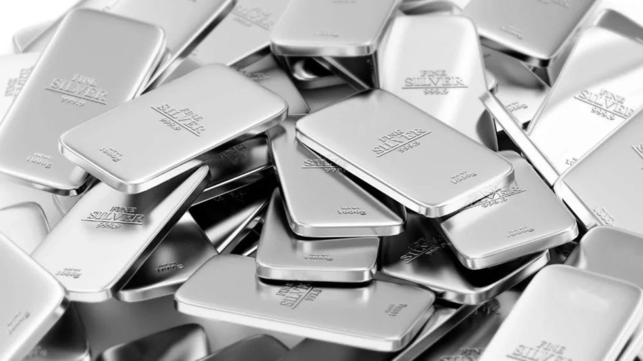 Silver Price: चांदी ने तोड़ा रिकॉर्ड! 1.25 लाख रुपये पार, सोने में भी जारी है तेजी – जानें क्या कहता बाजार