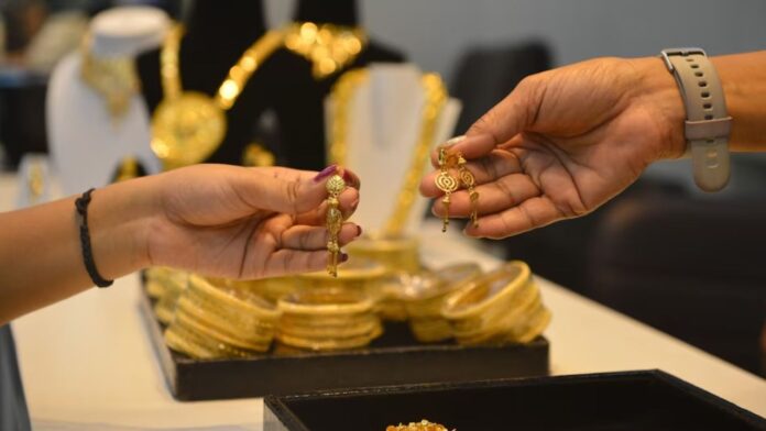 Gold-Silver Price Today: त्योहारों से पहले अचानक गिरावट, क्या अब सोना और चांदी सस्ता मिलने वाला है?