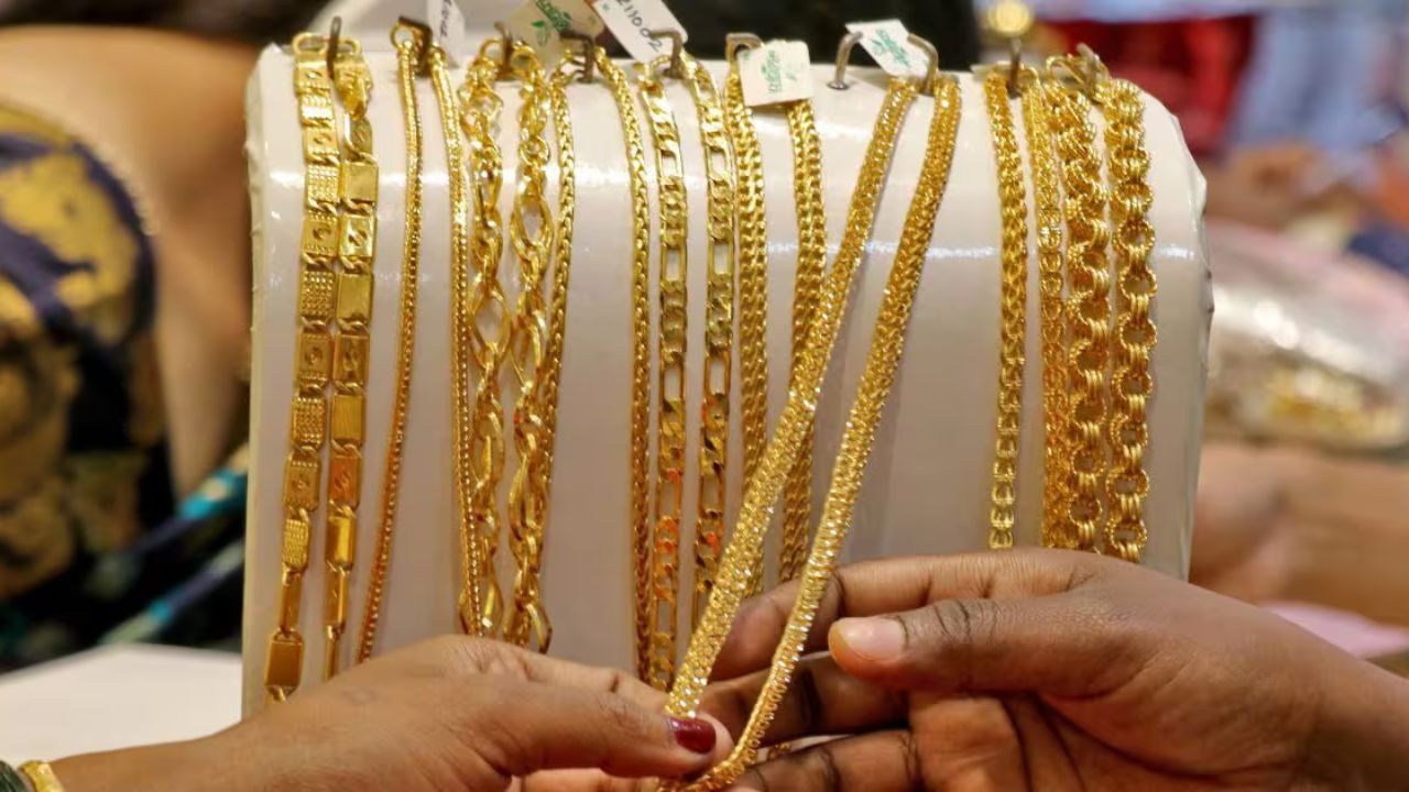 Gold Prices: सोने की कीमतों में लगातार गिरावट, डॉलर की मजबूती से बाजार में आई हलचल, देखें अपने शहर का रेट