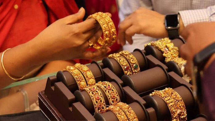 Gold Prices: सोने की कीमतों में लगातार गिरावट, डॉलर की मजबूती से बाजार में आई हलचल, देखें अपने शहर का रेट Gold Prices: सोने की कीमतों में लगातार गिरावट, डॉलर की मजबूती से बाजार में आई हलचल, देखें अपने शहर का रेट