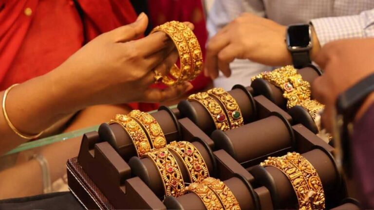 Gold Prices: सोने की कीमतों में लगातार गिरावट, डॉलर की मजबूती से बाजार में आई हलचल, देखें अपने शहर का रेट