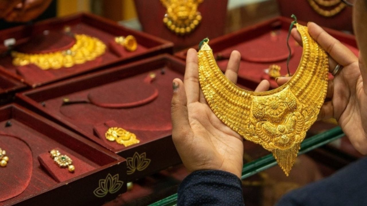 Dhanteras Gold Price: सोने की कीमतों में रिकॉर्ड बढ़ोतरी, 24 कैरेट सोना 13,278 रुपये प्रति ग्राम पर पहुँचा