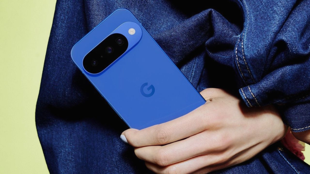 Google Pixel 10 में फजी डिस्प्ले बग, स्क्रीन पर रंगीन स्थिर छवियां, अपडेट के बावजूद समस्या जारी