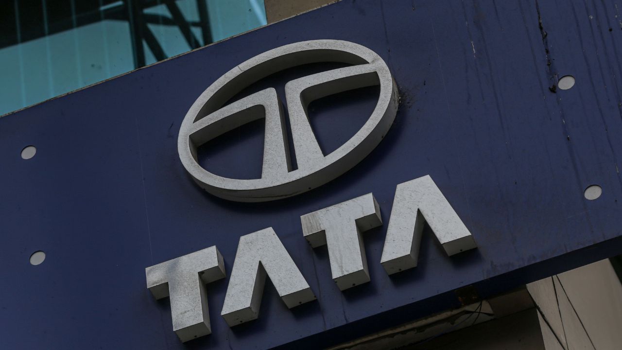 Tata Group में फिर मच गया भूचाल! रतन टाटा के करीबी मेहली मिस्त्री को दिखाया गया बाहर का रास्ता