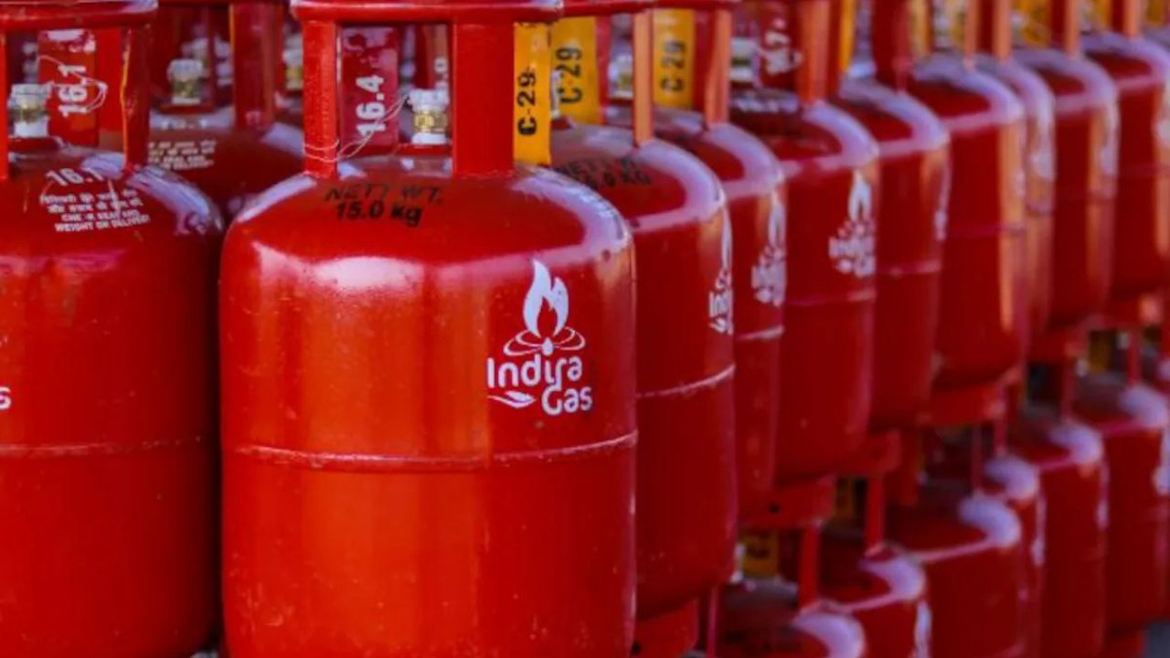 LPG Price Cut: नवंबर की शुरुआत में राहत! IOCL ने सस्ते किए LPG सिलेंडर, देखें आपके शहर में कितनी हुई कीमत