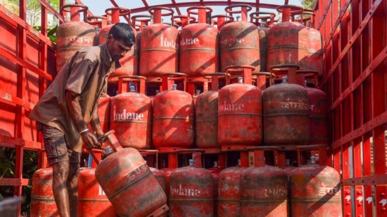 LPG Price Cut: नवंबर की शुरुआत में राहत! IOCL ने सस्ते किए LPG सिलेंडर, देखें आपके शहर में कितनी हुई कीमत