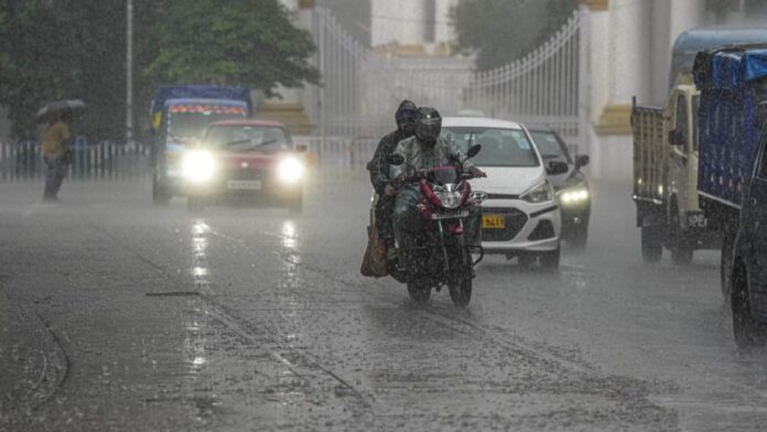 Weather Update: उत्तर भारत में नवंबर से बढ़ेगी ठंड, IMD का अलर्ट, कई राज्यों में तापमान रहेगा सामान्य से नीचे Weather Update: उत्तर भारत में नवंबर से बढ़ेगी ठंड, IMD का अलर्ट, कई राज्यों में तापमान रहेगा सामान्य से नीचे