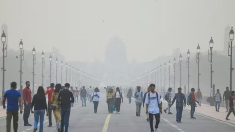 IMD Weather Forecast: दिल्ली में AQI 400 पार ठंड भी बढ़ी दक्षिण भारत में मूसलाधार बारिश ने बढ़ाई मुश्किलें IMD ने जारी किया अलर्ट