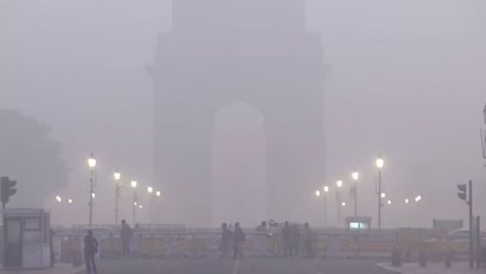 Delhi Weather : दिल्ली में शीतलहर का कहर जारी, आंशिक कोहरे के बीच छुपा है मौसम का बड़ा खतरा