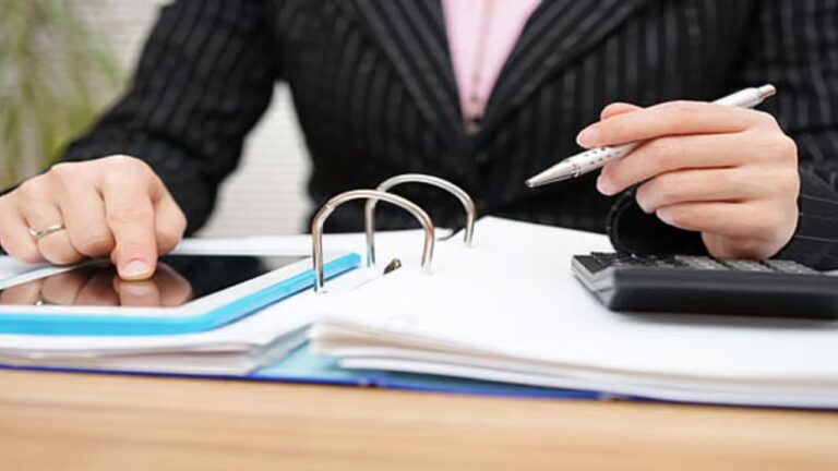 Debt Trap Warning Signs: कमाई का अधिकतर हिस्सा EMI चुकाने में खर्च, डेब्ट ट्रैप की ओर बढ़ते कदम