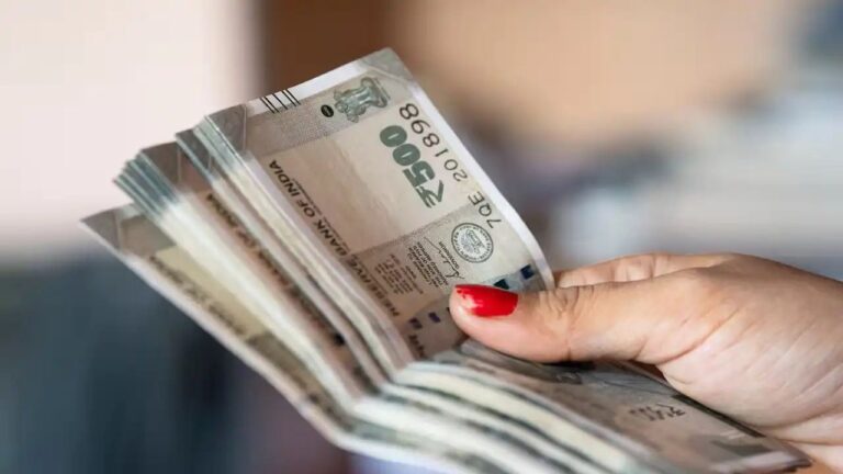 8th Pay Commission: नए साल में कर्मचारियों और पेंशनर्स को कब मिलेगा वेतन बढ़ोतरी का ऐलान