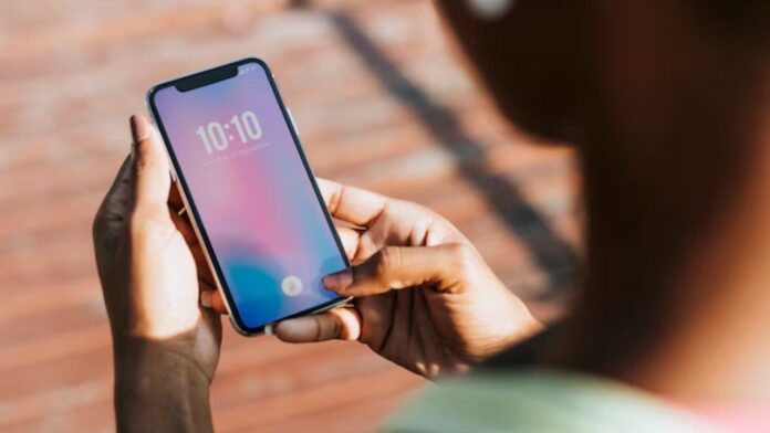 Smartphone Price Hike: क्या मोबाइल कंपनियां बढ़ती कीमतों का बोझ सीधे ग्राहकों पर डाल सकती हैं?