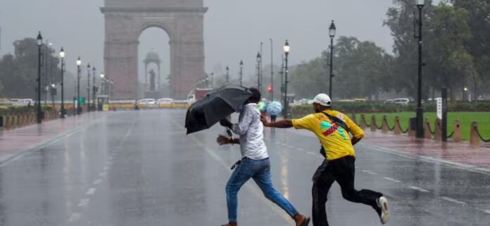 दिल्ली-एनसीआर में काले बादलों का कहर, गरज-चमक के साथ बारिश ने बढ़ाई ठंड