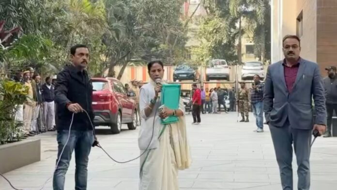 Mamata Banerjee ने कहा छापा राजनीतिक साजिश, ED पर आरोप लगाया दस्तावेज़ जब्त करने का