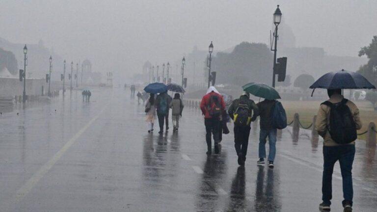 IMD Warning: नए साल का पहला दिन मुंबईवासियों के लिए बारिश वाला, दिल्ली-हरियाणा में ठंड का प्रकोप