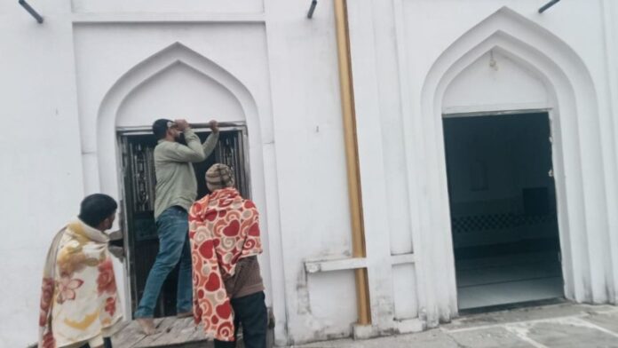 UP News: संबल में अवैध मदिना मस्जिद रातोंरात JCB से गिराई गई, प्रशासन चौंका