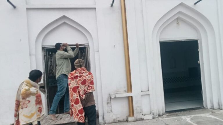 UP News: संबल में अवैध मदिना मस्जिद रातोंरात JCB से गिराई गई, प्रशासन चौंका