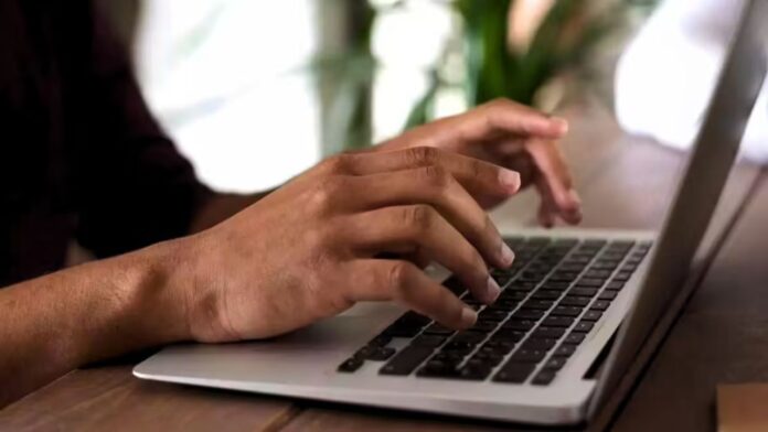 Laptop Tips: लैपटॉप की गर्मी से बचाने का आसान तरीका, जानिए कैसे कूलिंग पैड रखे सुरक्षित