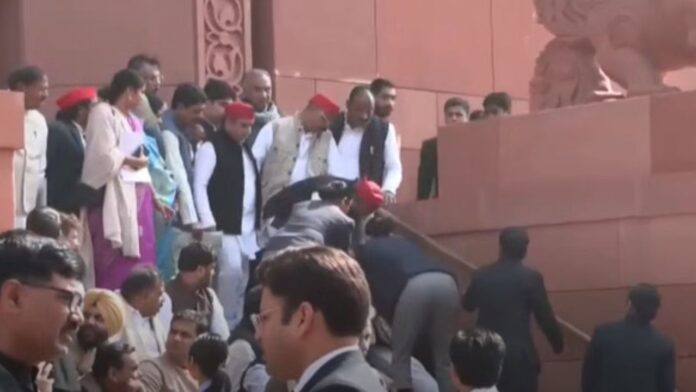 फोन पर बात करते समय हादसा संसद परिसर में फिसले कांग्रेस सांसद शशि थरूर