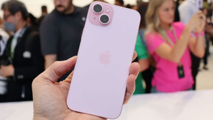 iPhone 15 256GB वेरिएंट की कीमत में अचानक भारी कटौती, सिर्फ 62,900 रुपये में खरीदें