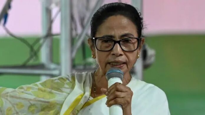 ममता बनर्जी का धरना: बंगाल में मतदाता सूची से लाखों नाम हटाए जाने का विरोध