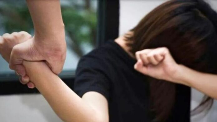 छात्राओं का आक्रोश उभरा आरोपी प्रोफेसर आलोक सिन्हा के खिलाफ जमकर नारेबाजी