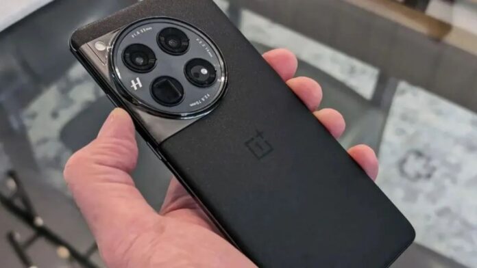 OnePlus 13 पर बड़ा ऑफर, 12 हजार से ज्यादा की छूट के साथ मिल रहा फ्लैगशिप स्मार्टफोन