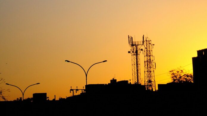 LPG सप्लाई बंद से टेलीकॉम टावर निर्माण प्रभावित, मोबाइल इंटरनेट सेवाओं पर संकट