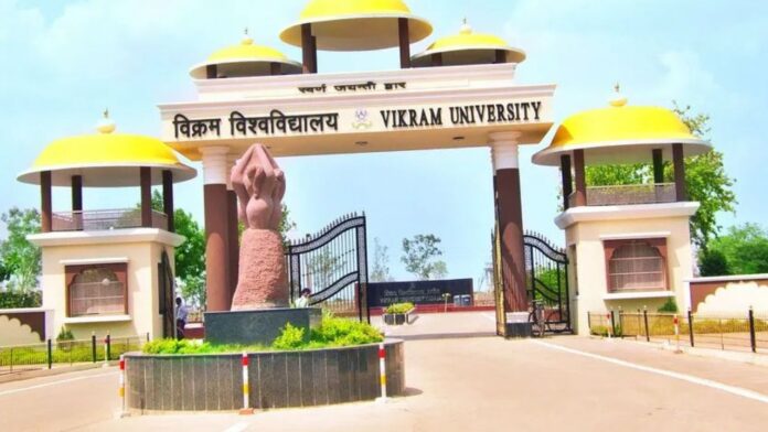 उज्जैन विश्वविद्यालय के एग्जाम में विवादित सवाल ने छात्रों और संगठनों को किया परेशान