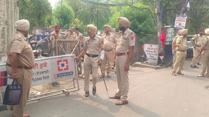 अमृतसर में आप का जोरदार प्रदर्शन, ईडी कार्रवाई के विरोध में भाजपा नेता के घर घेरा