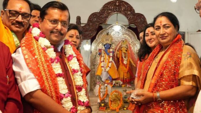 नितिन नवीन और रेखा गुप्ता ने काली मंदिर में जीत का किया बड़ा जश्न