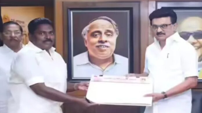AIADMK को बड़ा झटका: पूर्व मंत्री पी बेंजामिन समर्थकों संग DMK में शामिल