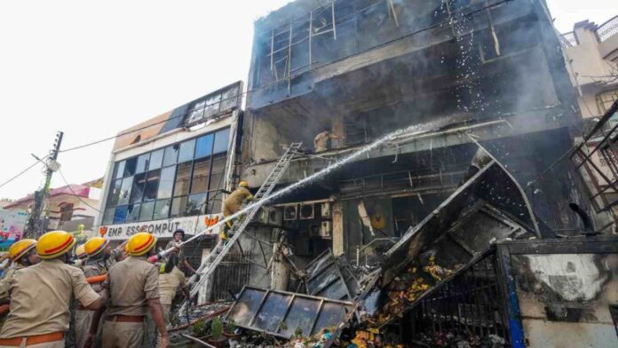 लखनऊ अग्निकांड में फंसे युवाओं की आखिरी पुकार सुन रो पड़े परिजन