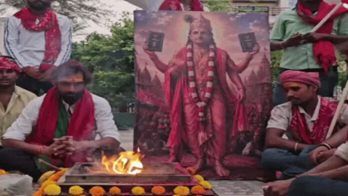 अखिलेश यादव के जन्मदिन पर जारी पोस्टर से विवाद, संतों ने जताई आपत्ति
