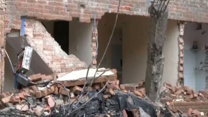 दिल्ली बारिश के बीच बड़ा हादसा, रोहिणी में चार मंजिला इमारत गिरने से तीन की मौत
